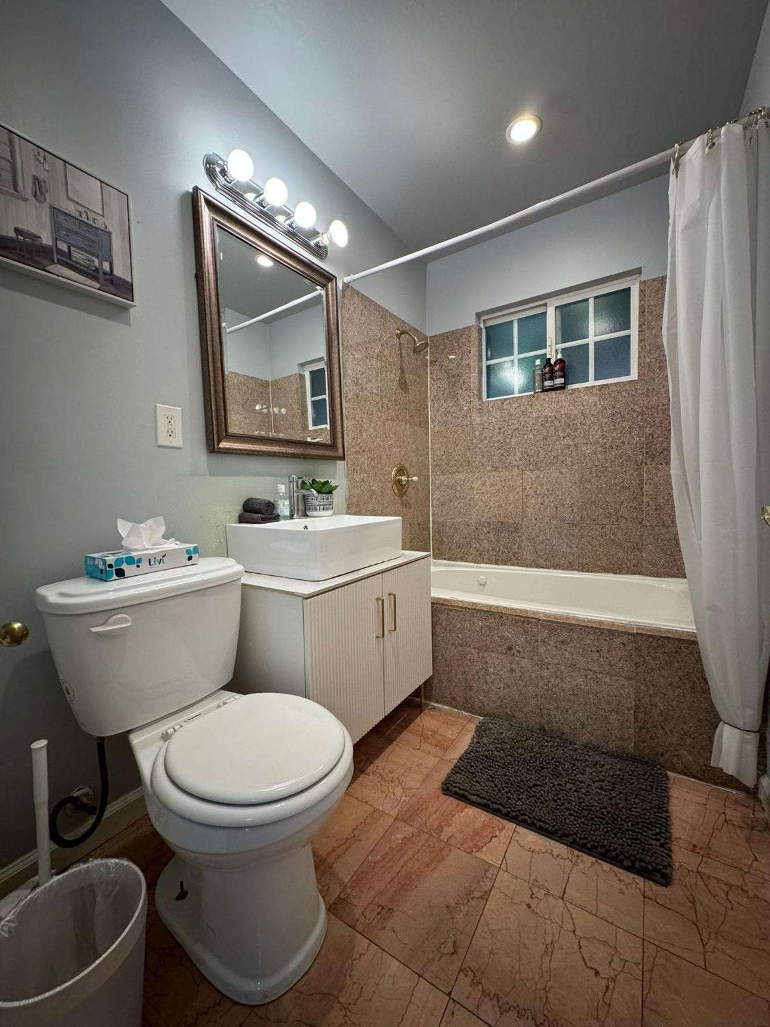 2 Bedroom Apartment1 Mile South From The Hollywood Walk Of Fame And Hollywood Sign Apartamento Los Ángeles